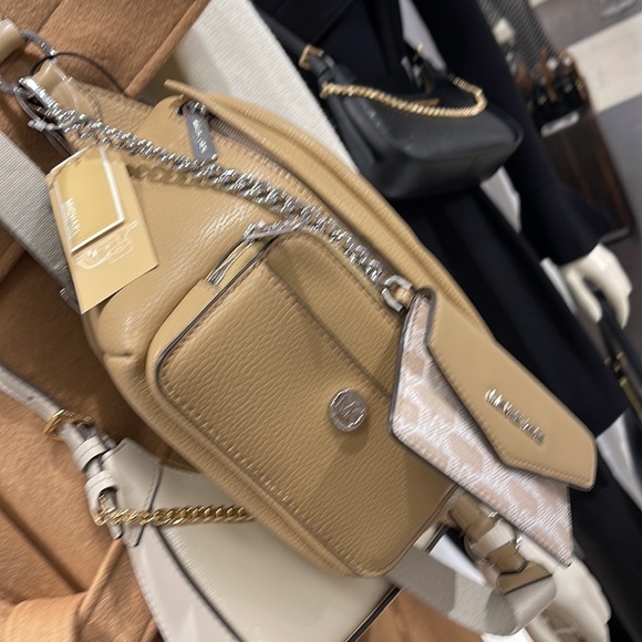 MICHAEL KORS
Maisie Large Pebbled Leather 2-in-1 Sling Pack
Camel
NWT - Picture 7 of 16